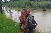 На Буковині мисливці-'мазаї' врятували 14 козуль, яких повінь загнала у водяну пастку 