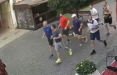 З'явилося відео ранкової пробіжки Зеленського та Осачука вулицею Кобилянської в Чернівцях 