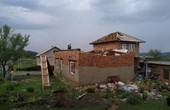 Повалені дерева, ліс ніби зрізало косою, знеструмлені дев’ять сіл, пошкоджені 40 будинків. Чернівецьку область накрив град й сильний вітер — відео
