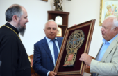 Предстоятелю ПЦУ митрополиту Епіфанію подарували хрест 17 ст. з Буковини