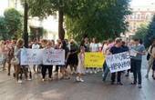Нарікають на шкоду від комп'ютерів і на їхню відсутність: у Чернівцях кілька десятків батьків школярів прийшли під ОДА