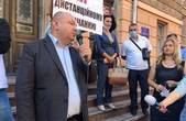 Продан у робочий час прийшов попіаритися на акції протесту проти дистанційного навчання під стінами Чернівецької ОДА 
