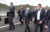 Зеленський перевірив міст у Розтоках і зацікавився будівництвом нового аеропорту в Чернівцях і найвищого гірськолижного курорту на Буковині (ВІДЕО)