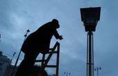 У кованому ліхтарі на вулиці Кобилянської щосуботи запалюватимуть світло 
