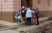 Важкохворого з Covid-19 до реанімації несли на руках. Моторошне відео з Чернівців  