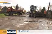 Біля Михальчі робітники підрядника Дякона кладуть асфальт прямо в калюжі (відео)