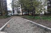 У Чернівцях кандидат після програшу на виборах відібрав у жителів бруківку, якою він збирався стелити доріжку
