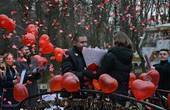 Біля 'Містка закоханих' у Чернівцях чекатимуть на закохану пару, яка всупереч карантину, прийде і освідчиться у почуттях