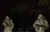 Прикордонники 15 хвилин збирали по лісу розкидані контрабандистами пакунки з сигаретами 