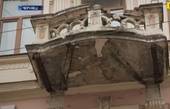 Бояться ходити під вікнами будинків і роками не виходять на власні балкони: в Чернівцях осипаються старовинні фасади