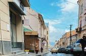 Вузькі тротуари з безліччю несанкціонованих врізок зі сходами, височезні бордюри, ями та навскіс покладена бруківка становлять небезпеку: вулицю Заньковецької відремонтують 