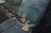 'А якщо на людину впаде?' У центрі Чернівців шматок фасаду розбив лобове скло автівки