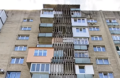 У Чернівцях з багатоповерхівки впала бетонна брила і ледь не розчавила жінку (фото+відео)