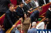 Нардеп від 'Слуги народу' прийшла у Раду з аксесуарами та дорогоцінностями  на півмільйона гривень
