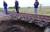 Колії зависли у повітрі, роботи з ліквідації провалля не дали результатів, яма збільшується: потяг Чернівці - Київ змінив маршрут після обвалу ґрунту в районі карстових печер, пасажирів везуть автобусами