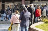У Чернівцях біля пункту вакцинації утворилась черга охочих імунізуватись від COVID-19