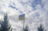 У Чернівцях вітер знову пошматував Державний прапор України на флагштоці за мільйони гривень 