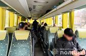 Двоє буковинців за 100 тисяч доларів незаконно везли до Молдови 25 громадян України призивного віку 