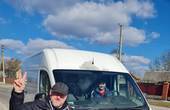 Колишній голова ПАТ Укрзалізниця поляк Войцех Балчун подарував буковинським волонтерам вантажний мікроавтобус з продуктами харчування