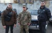 Приватні підприємці Буковини передали військовим автомобіль, який днями попрямує на фронт