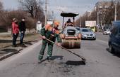 У Чернівцях латають ямки на вулицях Александрі, Героїв Майдану, незабаром візьмуться за Комарова