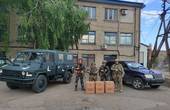 Завдяки депутату міськради та його татові на фронт доправили два автомобіля і пару ящиків цигарок для воїнів