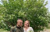 Планували одружитись у Скадовську, а довелося у прихистку “Шелтер” у селі Лукавці: вимушена переселенка з Херсонщини і контрактник з передової побралися на Буковині   