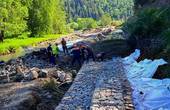 У селі Руська укріплюють дорогу на березі річки Сучава, де обвалися ґрунт