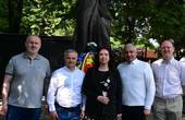 У сквері на розі вулиць Університетська та Степана Бандери вшанували пам'ять румунського генія Міхая Емінеску