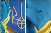 Посічений російськими кулями Прапор і Герб України з однієї зі шкіл тимчасово окупованого Лисичанська привезли на збереження до Чернівців 