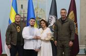 Кличко та Залужний одружили офіцера з донькою письменниці Тамари Горіха Зерня 