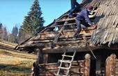 До Львова у Музей народної архітектури перевозять хату з Буковини. Фото