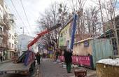 У центрі Чернівців демонтували банер, який приховував стару громадську вбиральню 