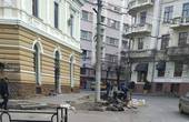 Чернівчани сигналізують, що на перехресті Сковороди та Університетської 'крадуть метр комунальної дороги' 