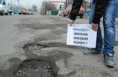 Небайдужі чернівчани спростовують інформацію мерії про ямковий ремонт вулиць обласного центру: 'нано-асфальт' можна виймати пальцями