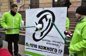 У Чернівцях 'фронтовики' прочистили Януковичу вухо