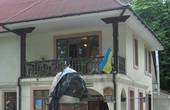 Правоохоронці затримали вандалів, які пошкодили пам'ятник Міхая Емінеску
